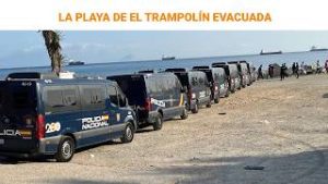 Crisis migratoria en Ceuta | Continúa el desalojo de la playa de El Trampolín