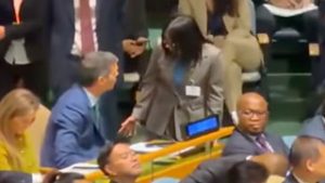 Delcy Rodríguez se levanta para saludar a Pedro Sánchez en la ONU.