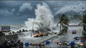 EL TIFÓN CHAMPI origina OLAS monstruosas que destruyen la costa de Taiwán
