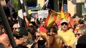 Banderas, pitos y cánticos en Ceuta para apoyar la movilización de Mujeres Caballas en Madrid